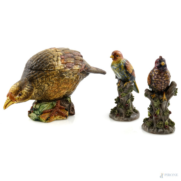 Lotto di tre sculture in ceramica raffiguranti due uccelli posati su rami e un contenitore a guisa di gallina, XX secolo, misure massime cm 15x30x10, (difetti e mancanze)