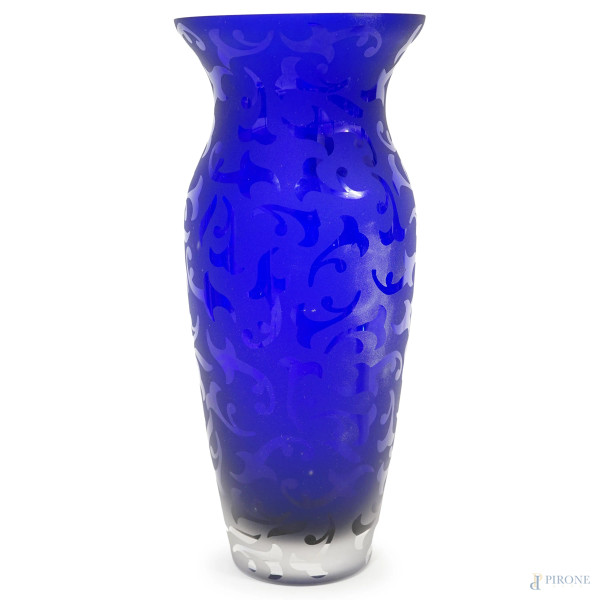 Vaso  in vetro blu cobalto con decori satinati, cm h 36, XX secolo, (lievi difetti).