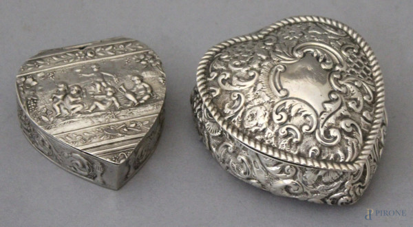 Lotto composto da due scatoline a forma di cuore in argento sbalzato e cesellato, XIX secolo, misure max. altezza 3x8x8, gr. 115.