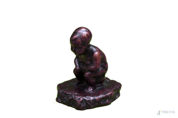 De Luca, Scultura in bronzo raffigurante bambino sul vasetto, h. 8 cm