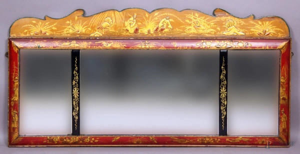 Specchiera in legno laccato e dipinto a motivi di fiori e paesaggi orientali, fine XIX secolo, altezza 58x116 cm.