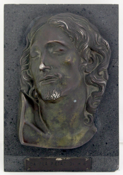 La piet&#224;, altorilievo in bronzo poggiante su base in marmo, firmato &quot;Leclerc Roma&quot;, cm 19 x 11.