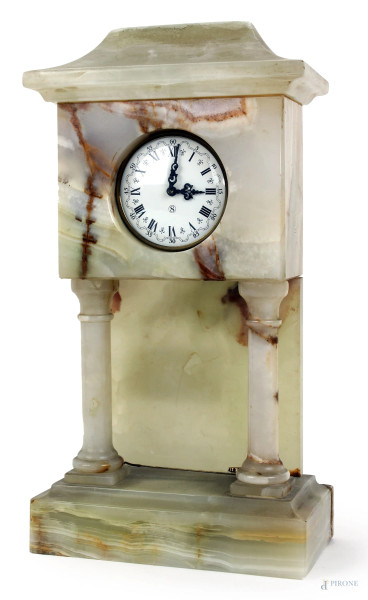 Orologio a tempietto in onice, quadrante circolare a numeri romani, cm h 29, (meccanismo da revisionare)