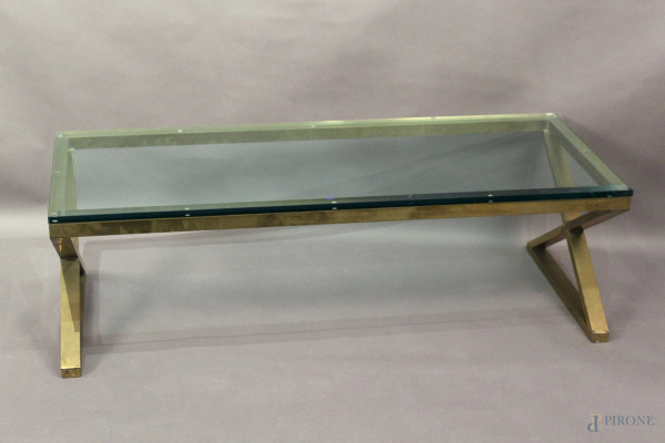 Tavolinetto di linea rettangolare in ottone con piano in cristallo, anni &#39;70, cm 38 x 122 x 50.