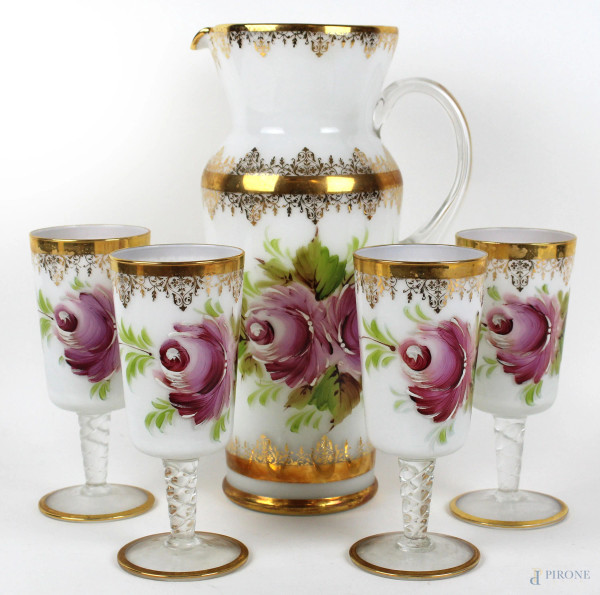 Versatoio e quattro bicchieri in vetro bianco con decori floreali policromi e finiture dorate, alt. max cm 30, XX secolo.