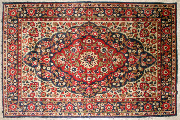 Tappeto, vecchia manifattura, Persia, cm 275x200.