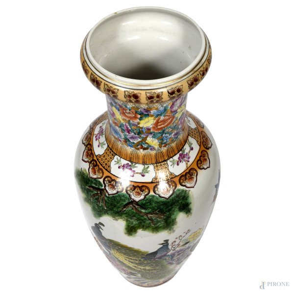 Grande vaso in porcellana dipinta in policromia con pavoni ed elementi floreali. Cina, XX secolo,...