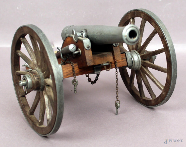 Modello di cannone in metallo e legno, cm 16x33.