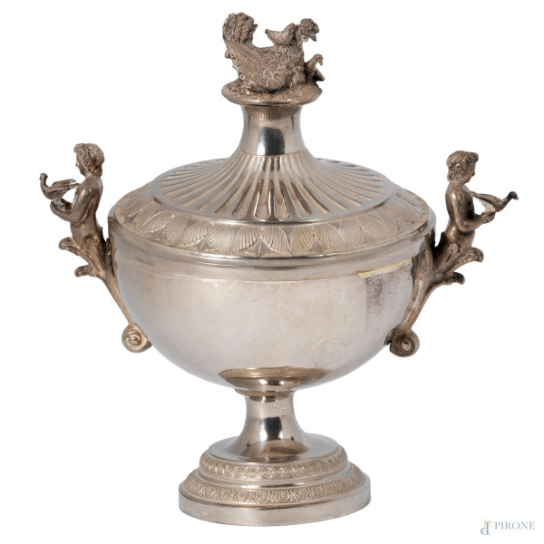 Alzata in argento con prese a rilievo a guisa di giovani con colombe. Coperchio con presa di volatili ed interno vermeil, altezza cm 20, peso gr 410