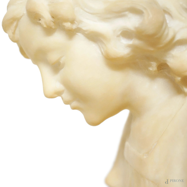 Scultura in marmo raffigurante una bambina che legge, firmato A. D'Orsi, altezza cm 49