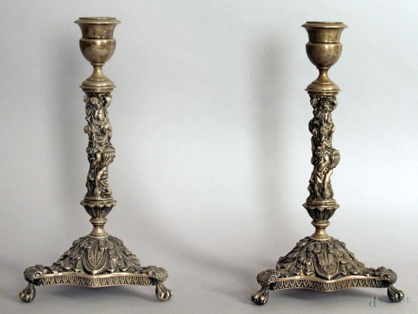 Coppia candelieri ad una luce in argento, parte centrale raffigurante putti, base a tripode con piedini zoomorfi, altezza 26 cm, gr. 1770.