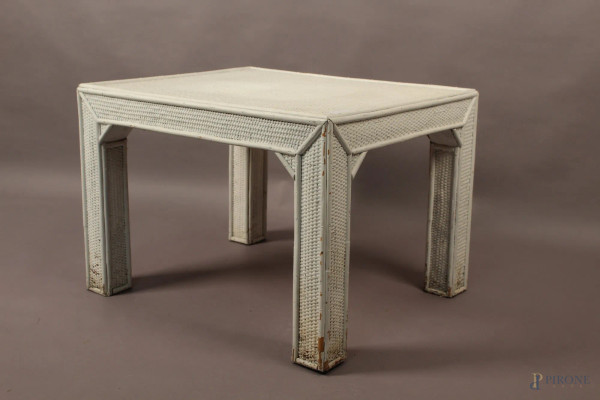 Basso tavolinetto di linea rettangolare in vimini e legno dipinto bianco, h. 43x62x52 cm.
