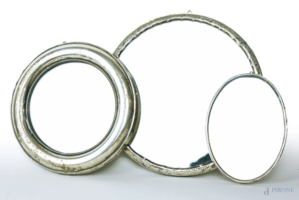 Lotto di tre specchi  in argento ad assetto ovale e tondo, diam. max cm 16, XX secolo, (segni del tempo).