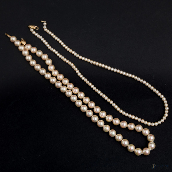 Lotto composto da due collane a un filo di perle con chiusure in oro 18 kt, lunghezza massima cm 45