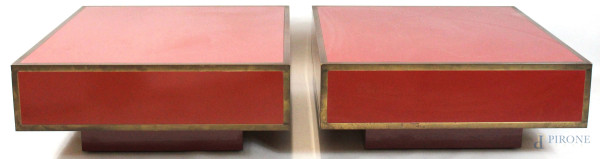 Coppia di bassi tavolinetti di linea quadrata in metallo e legno laccato rosso, altezza cm. 33x80x80