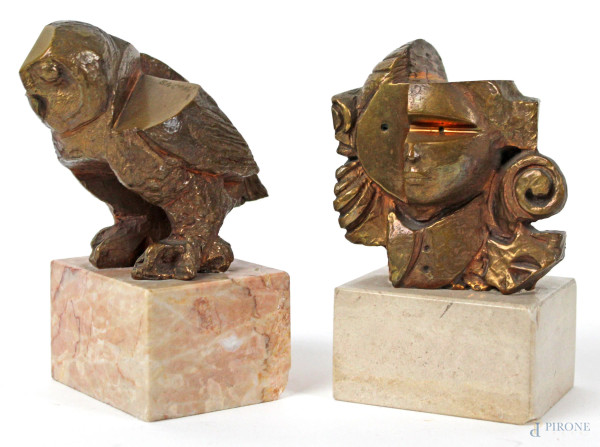 Manlio Bacosi - Lotto di due sculture in bronzo raffiguranti volto e civetta, altezza max cm 9, poggianti su basi in marmo