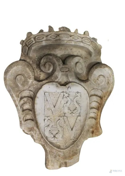 Antico stemma araldico in marmo bianco, raffigurante delfini affrontati e scaglioni rovesciati, cornice a volute, corona alla sommità, cm h 76x60x15