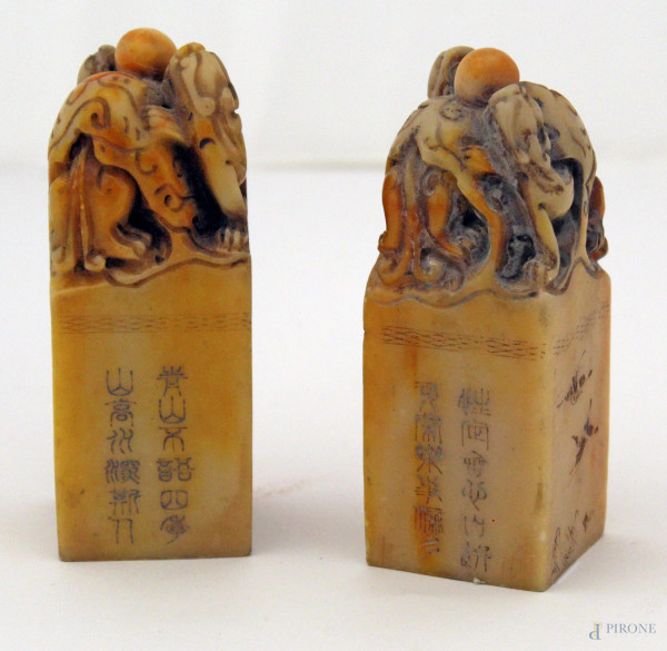 Lotto di due sculture in pietra dura con finali a forma di drago, Cina fine XIX sec, h. 10 cm
