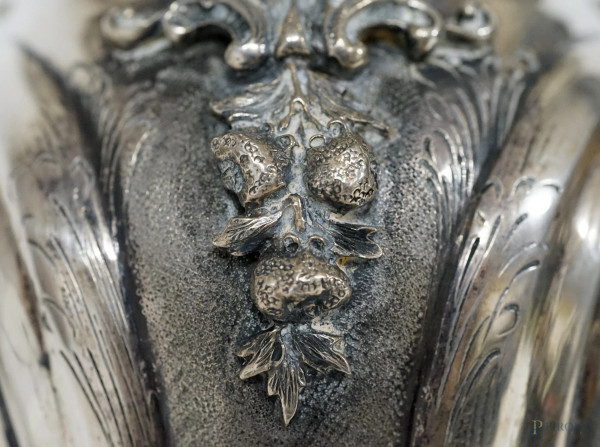 Vaso in argento sbalzato, cesellato e niellato, con 3 cabochon, cm h 25, peso gr. 680