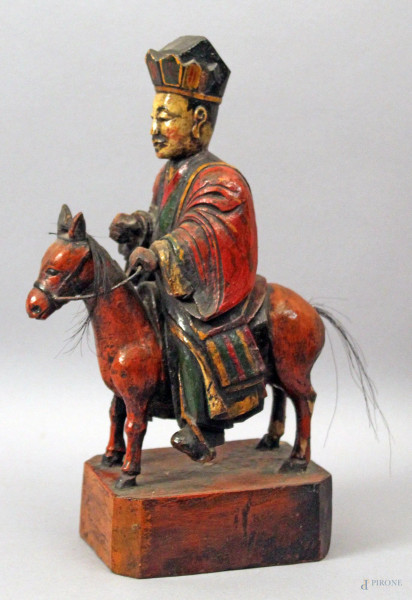 Dignitario a cavallo, scultura in legno laccato, XIX sec., H 29 cm.