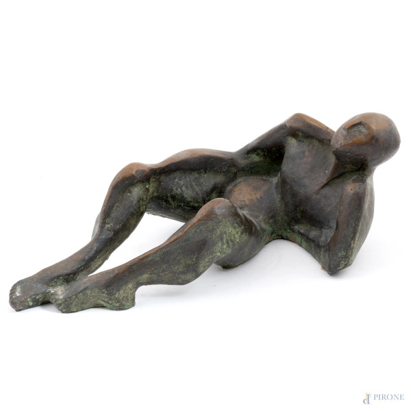Figura distesa, XX secolo, scultura in bronzo, cm 16,5x36x21 ca., firmato, (segni di usura)