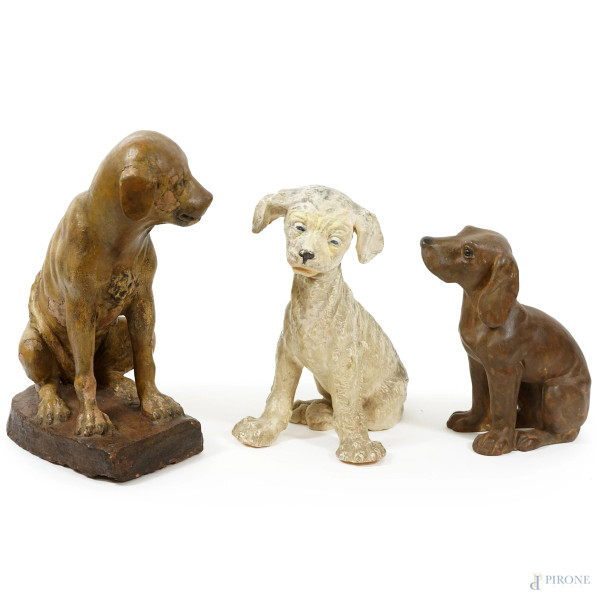 Lotto composto da tre cani in terracotta dipinta, epoche diverse, altezza max cm 34, (difetti)