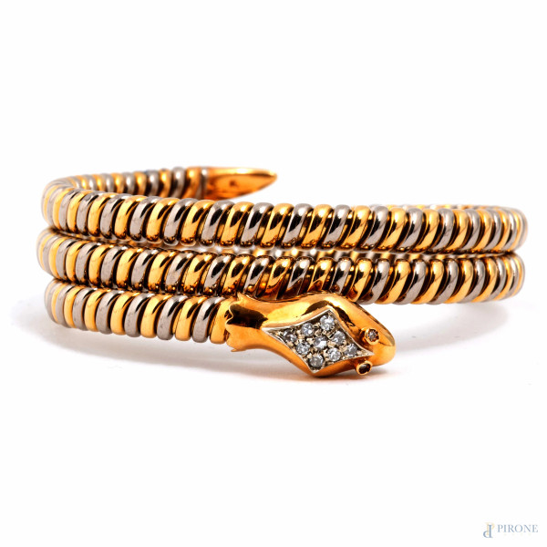 Bracciale semirigido in oro giallo e bianco a guisa di serpente con brillantini, diametro cm 5,5,...