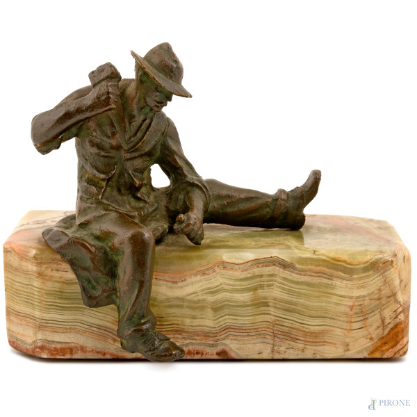 Lo scalpellino, XX secolo, bronzo e marmo, cm 14x18x8,5