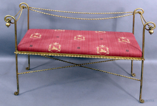 Panchetta in metallo dorato con sedile in stoffa rossa, XX sec, h. 71x100x40 cm.