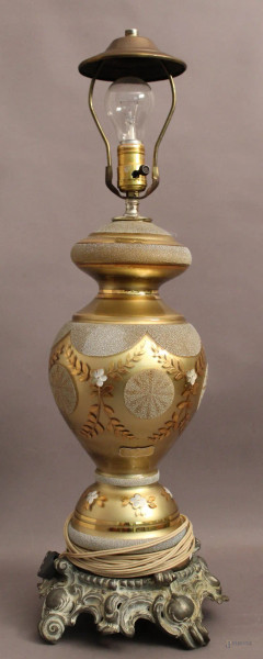 Lampada tedesca in vetro sabbiato a decoro floreale, base in metallo, anni &#39;50, H 70 cm.