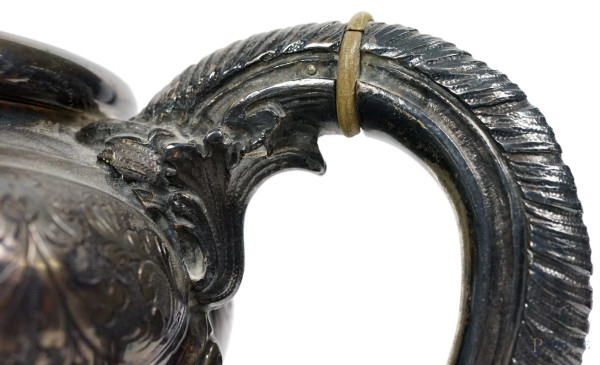 Servizio da thè e caffè in argento sbalzato e cesellato, inizi XX secolo, composto da teiera, caf...