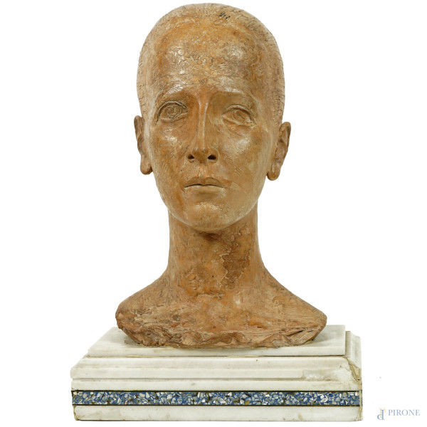 Scultura in terracotta rappresentante una testa femminile, base in marmo, altezza cm 44