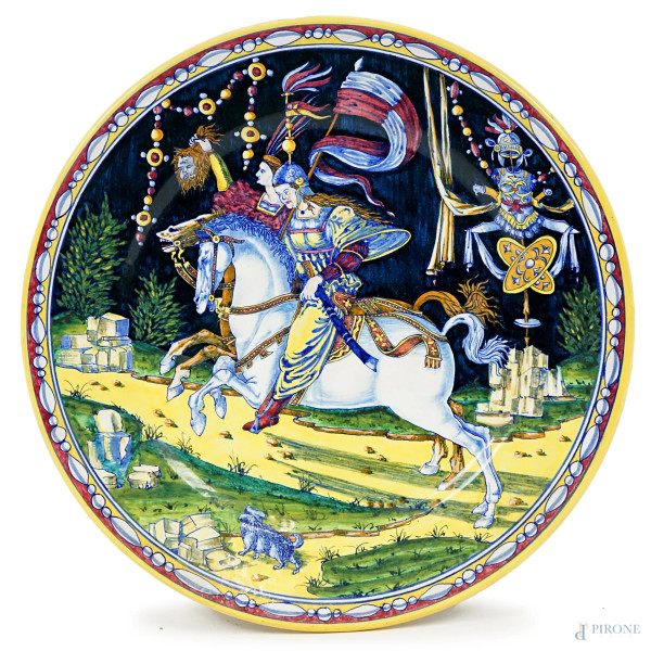 Grande piatto in ceramica policroma raffigurante Giuditta che fugge da Betulia con la testa di Oloferne, diam. cm 48, marca sotto la base