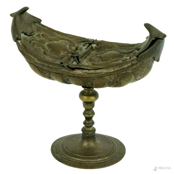 Incensiere a navicella in bronzo sbalzato, cm h 14,5, fine XVIII secolo, (difetti).