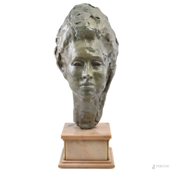 Assen Peikov (1908-1973) Volto femminile, scultura in ceramica invetriata su base in marmo rosa, altezza complessiva cm 60 , (segni di usura, scalfiture, rotture, restauri)