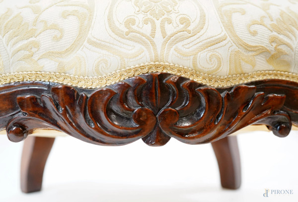 Un divano e una poltrona in legno intagliato, schienale e seduta imbottiti, misura max cm 80x200x...