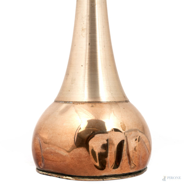 Lotto di tre oggetti in metallo argentato e un vasetto a tulipano in argento 800, altezza massima...