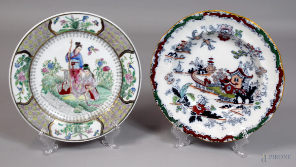 Lotto composto da due piatti in porcellana a decoro di paesaggi cinesi, diametro max. 26 cm.