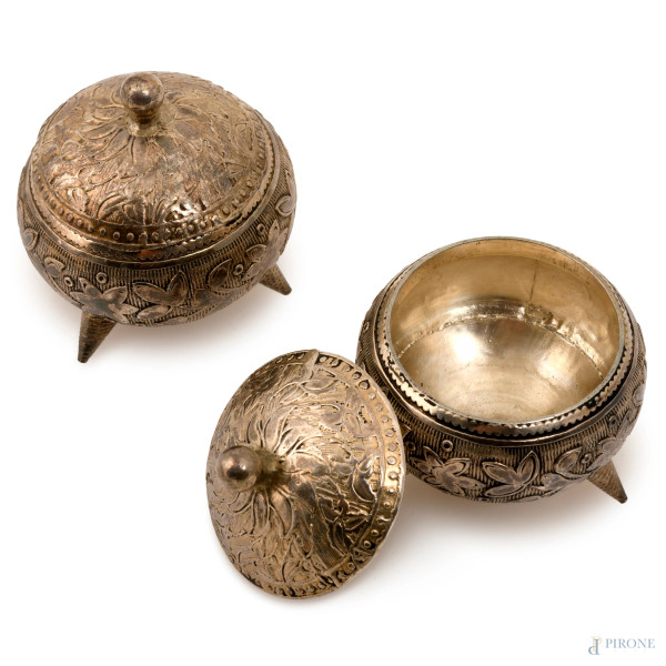 Coppia di salierine in argento cesellato poggianti su tre piedini conici, cm 4x4, peso totale gr. 40