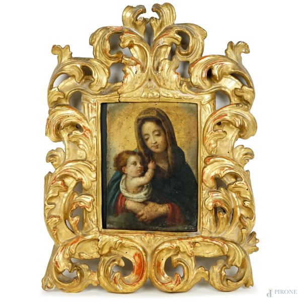 Pittore del XVIII secolo, Madonna col Bambino, olio su rame, cm 18,2x13, entro antica cornice in legno intagliato e dorato.