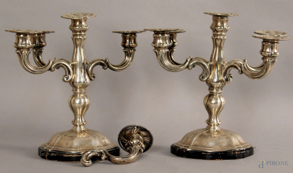 Coppia candelieri a cinque fiamme in argento, basi in legno, h. 22 cm, (difetti).