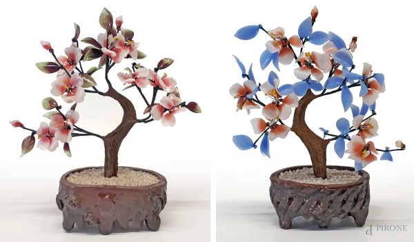 Lotto composto da due bonsai vintage realizzati con mix di pietre dure in diverse tonalità di colore, altezza cm 35 circa, Cina popolare XX sec.,
