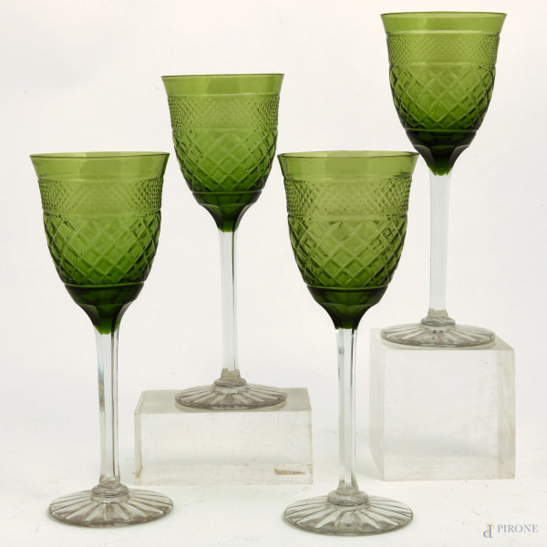 Quattro calici in vetro molato e inciso nei toni del verde, altezza cm 17,5 (difetti)