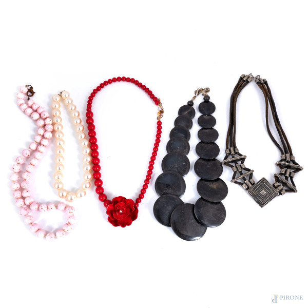 Lotto di cinque collane di bigiotteria, lunghezza massima cm 52, (segni di usura)