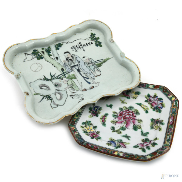 Lotto di un piatto e un vassoio in porcellana decorata a motivi floreali e scene di genere. Cina, XX secolo, misure massime cm 25,5x21, (segni di usura, sbeccature, rotture, difetti)