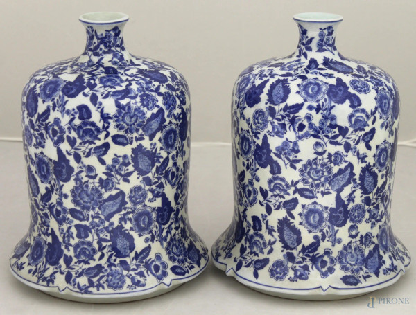 Coppia di vasi in porcellana, fondo bianco con decori floreali blu, H 27 cm.
