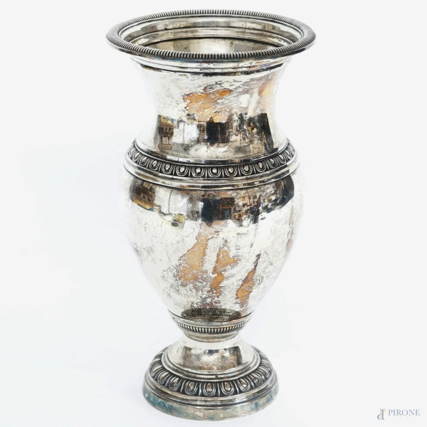 Vaso in argento con decori cesellati, Alessandria, RICCI & C., XX secolo, peso gr. 435, altezza cm 26