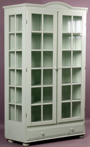 Vetrina in legno laccato verde ad un cassetto e due sportelli a vetri, XX secolo, altezza 200x136x37 cm.