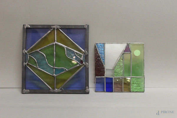 Lotto composto da due piccole vetrate in vetro piombato, 20,5x21/16x15 cm.