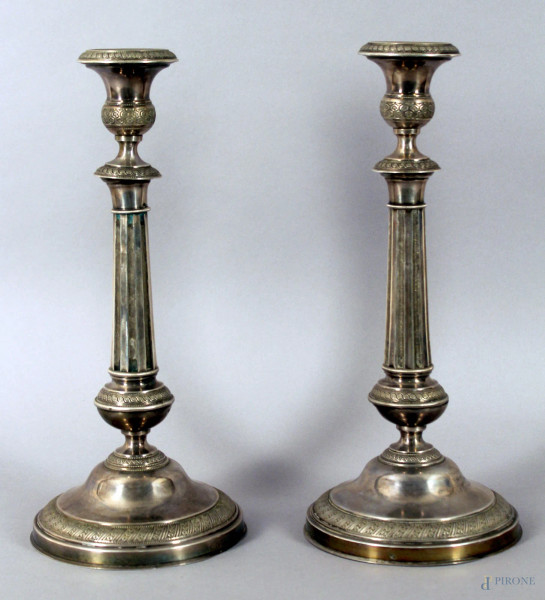 Coppia di candelieri ad una luce in argento cesellato ed inciso, bolli Stato Pontificio, XIX secolo, altezza 31 cm, gr. 840, (base appesantita con il legno).